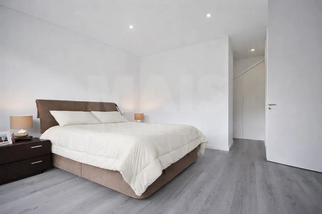 Moradia T4+1 com Quintal e Espaço para Piscina | Famões (Pontinha)