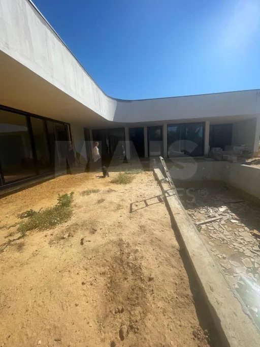Moradia térrea contemporânea em fase final, com piscina infinita e jacuzzi em lote de 1.500 m²