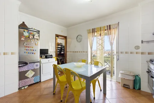 Apartamento T2 com varandas e arrecadação em Peniche