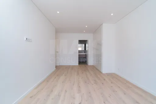 T3 Premium Seminovo com Varanda Excecional – Garagem - Elevador - Acesso Privilegiado a Lisboa