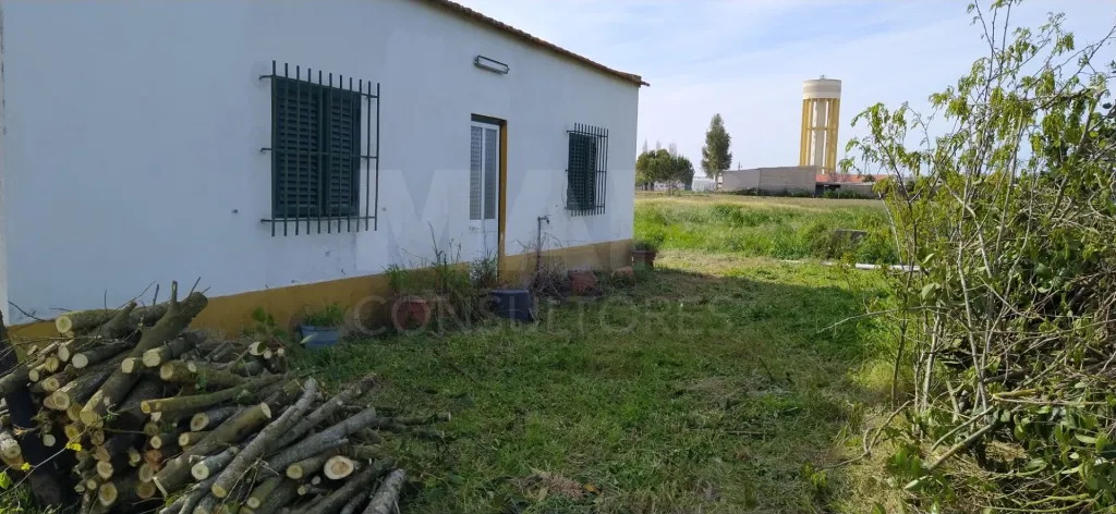 1-bedr. house to renovate with building and agricultural land.