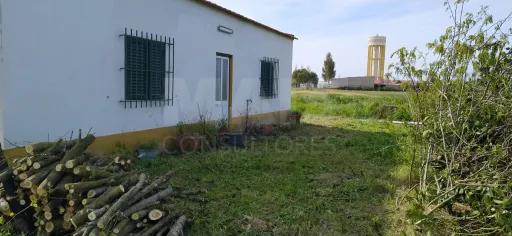 1-bedr. house to renovate with building and agricultural land.