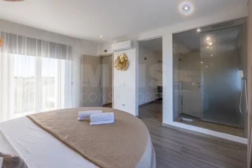 Propriedade com 3 apartamentos e piscina em Óbidos