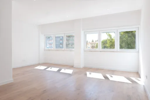 Apartamento T3 Remodelado em predio com 2 Elevadores no Barreiro junto à Avenida Bocage