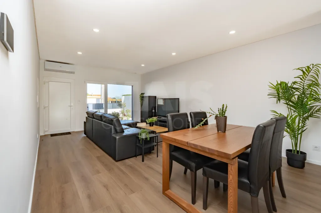 Moradia T3 contemporânea com piscina privada no Porto Alto