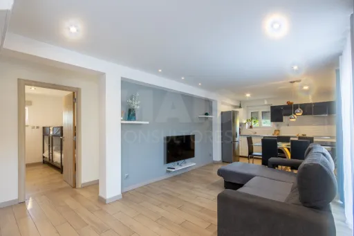 Propriedade com 3 apartamentos e piscina em Óbidos