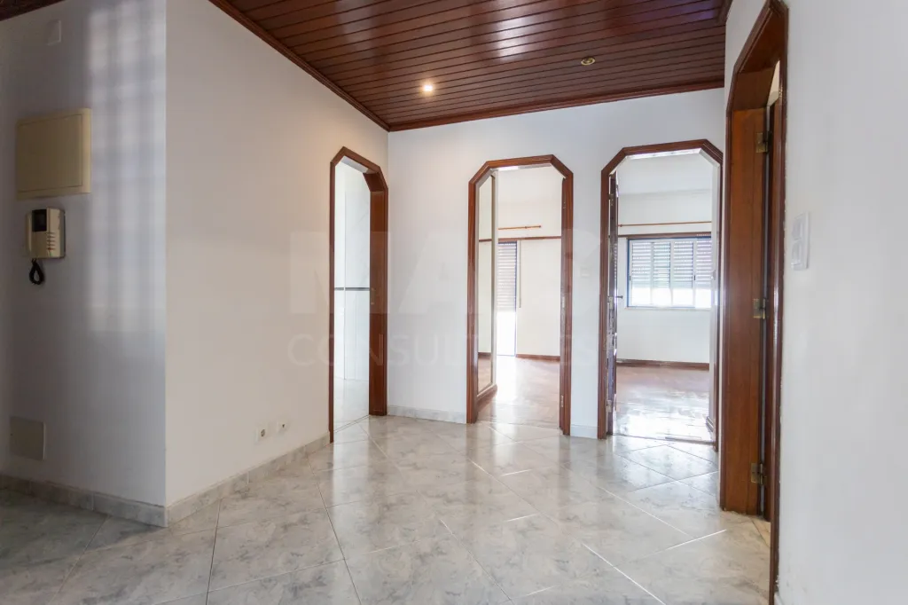 Apartamento T3 com parqueamento, arrecadação e varandas na Urbanização dos Pilares em Samora Correia.