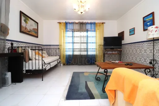 Excelente Moradia T3 com Box, Sótão e Terraço a 600 m da Praia Atouguia da Baleia