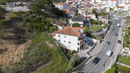 4-bedr. house, center of Cadaval, with garage