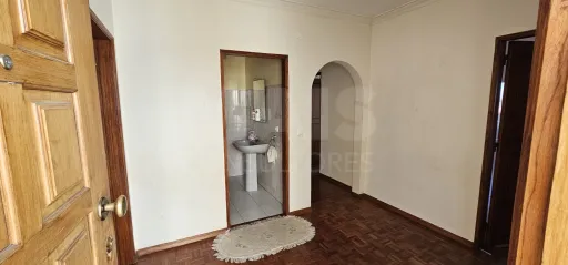 Apartamento T3 no Centro de Alpiarça | Áreas Generosas, Varandas e Excelente Localização