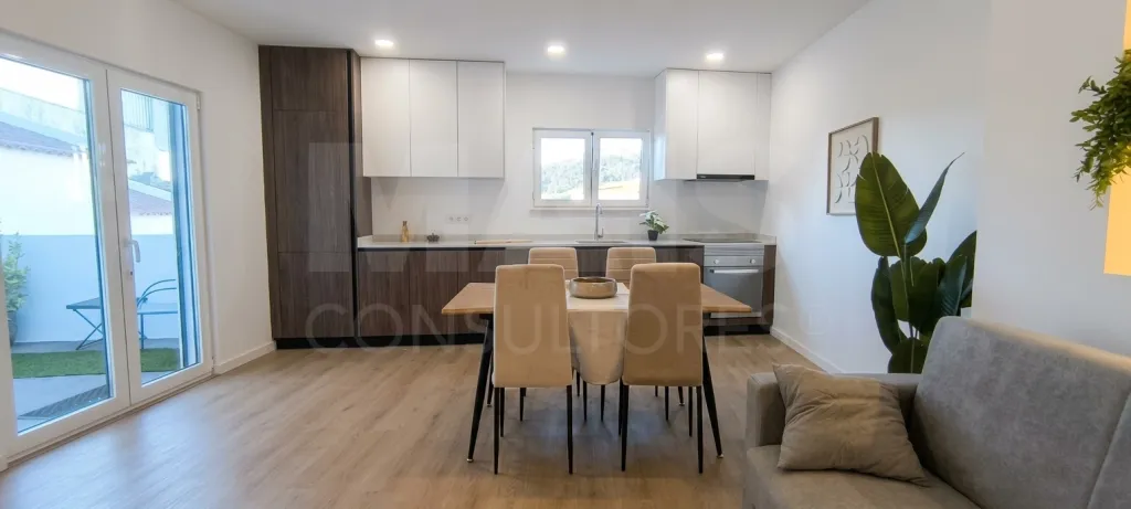 Moradia T3 em Santa Catarina | Mobilada e Decorada, com Terraço e Estacionamento