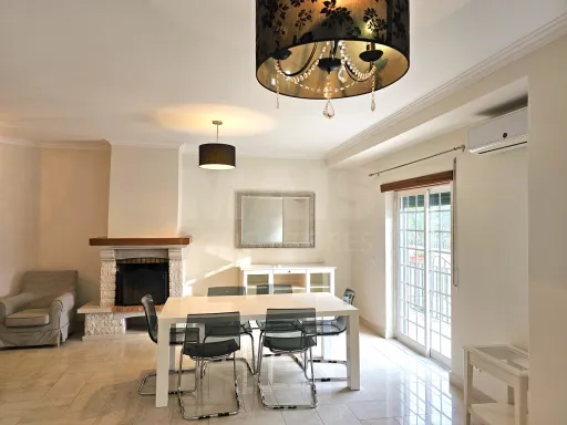 Moradia Geminada V4 com Logradouro e Estacionamento em Leceia - Oeiras