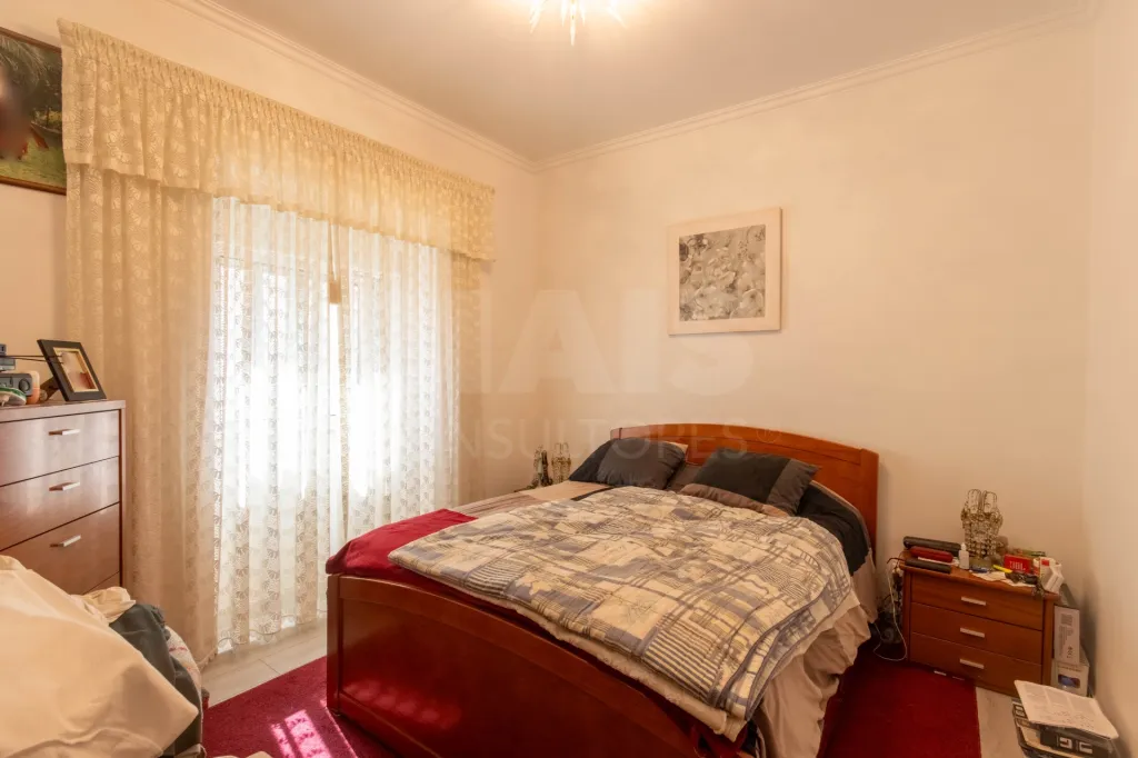 Moradia de dois pisos T5 118m2  renovada no Cadaval