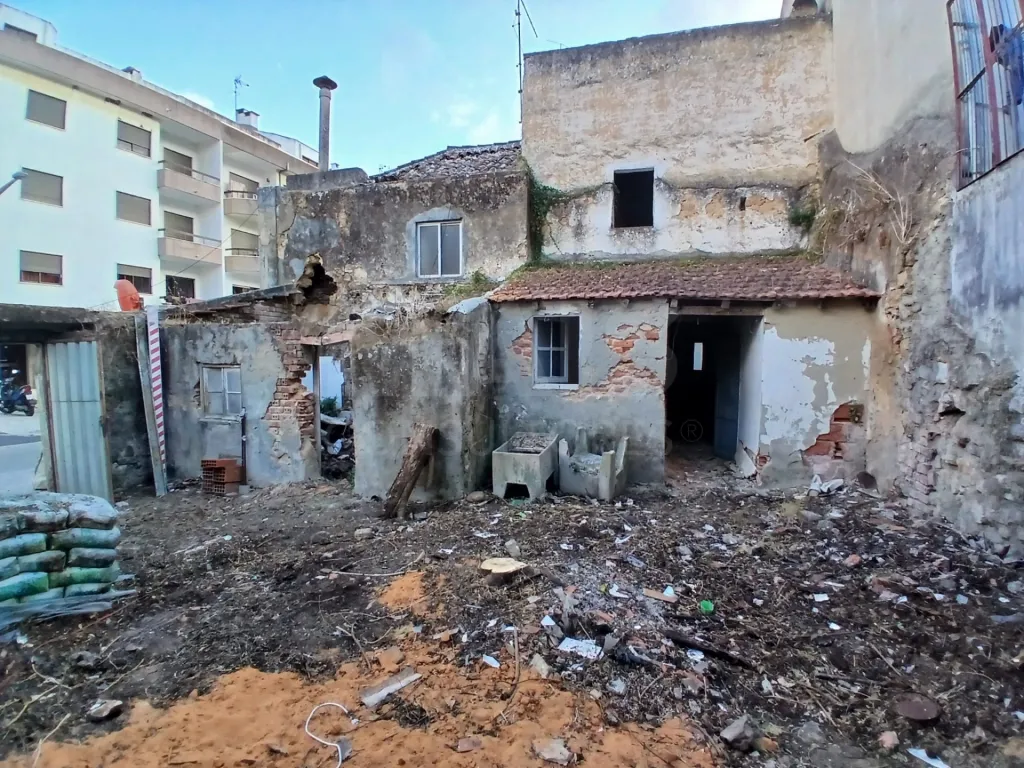 Moradia em Ruína com Excelente Potencial de Reconstrução em Vila Franca de Xira