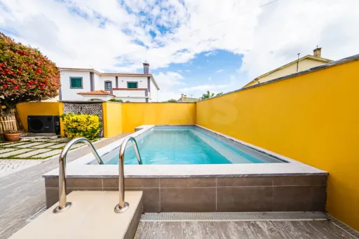 Moradia exclusiva com piscina aquecida, suite, garagem e jardim deslumbrante