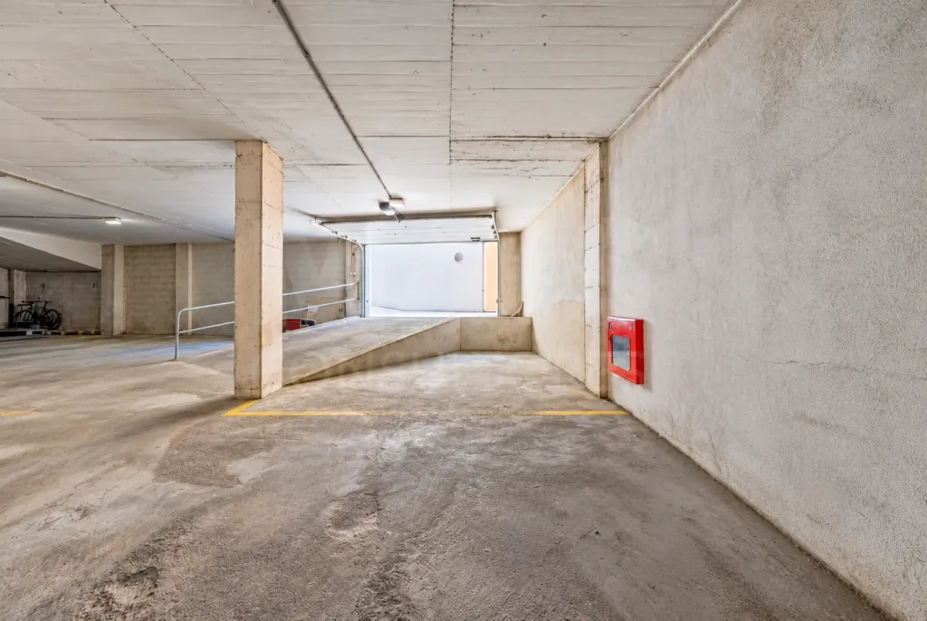 3-bedroom apartment with an elevator and a parking space.