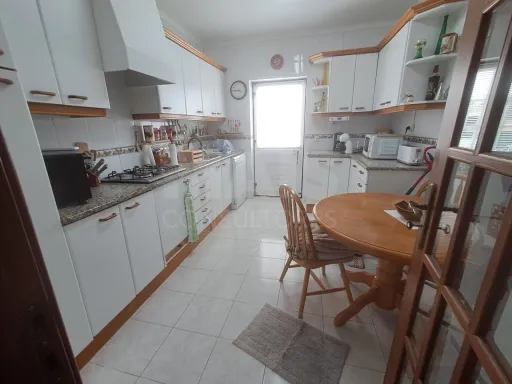 Moradia T3 Térrea com Garagem e Pátio no Nadadouro