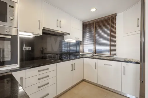 Apartamento T4 com terraço e vista mar na Praia da Areia Branca