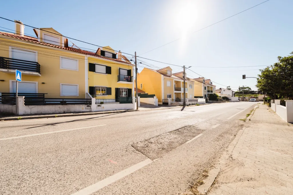 Moradia T3+1 pronta a habitar | Garagem fechada, pátio com churrasqueira e a 5 min das praias !