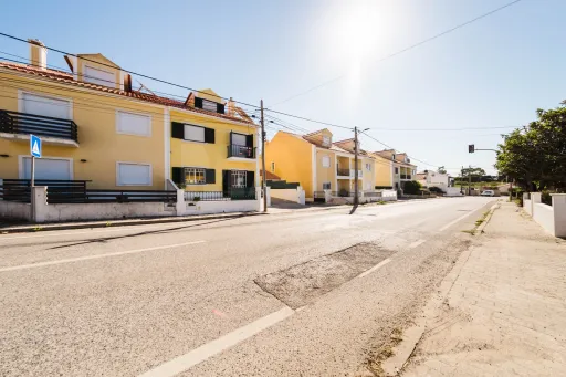 Moradia T3+1 pronta a habitar | Garagem fechada, pátio com churrasqueira e a 5 min das praias !