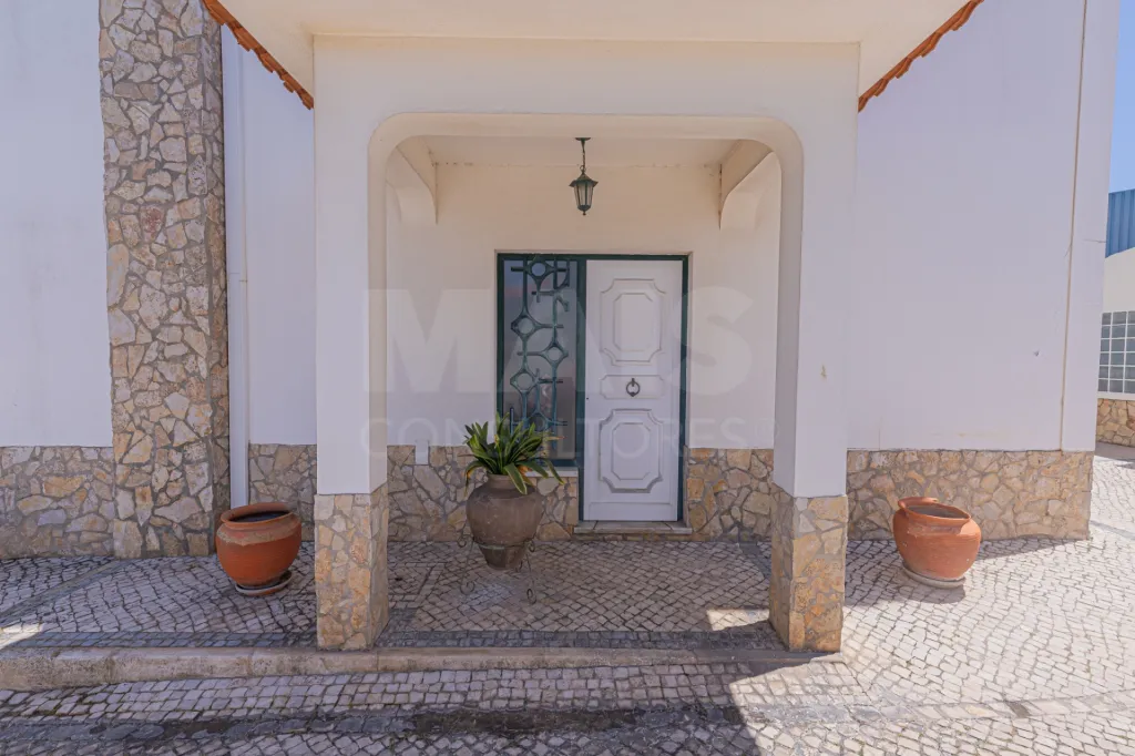 🏡✨ Moradia T4 em Alenquer com Piscina e Espaço de Convívio ao Ar Livre!