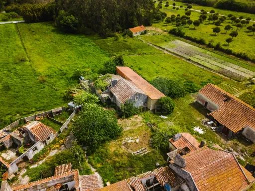Moradia p/a restaurar c/ 225m2 de área em terreno c/ 6.473m2