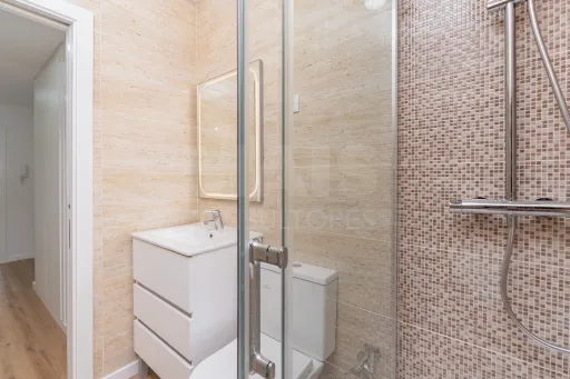 Apartamento T2 Totalmente Remodelado com Varanda no Coração de Alverca | Modernidade, Conforto e Localização de Excelência
