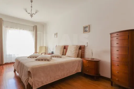 One-bedroom apartment with a fireplace, balcony, and storage room — Agualva-Cacém, Anta area