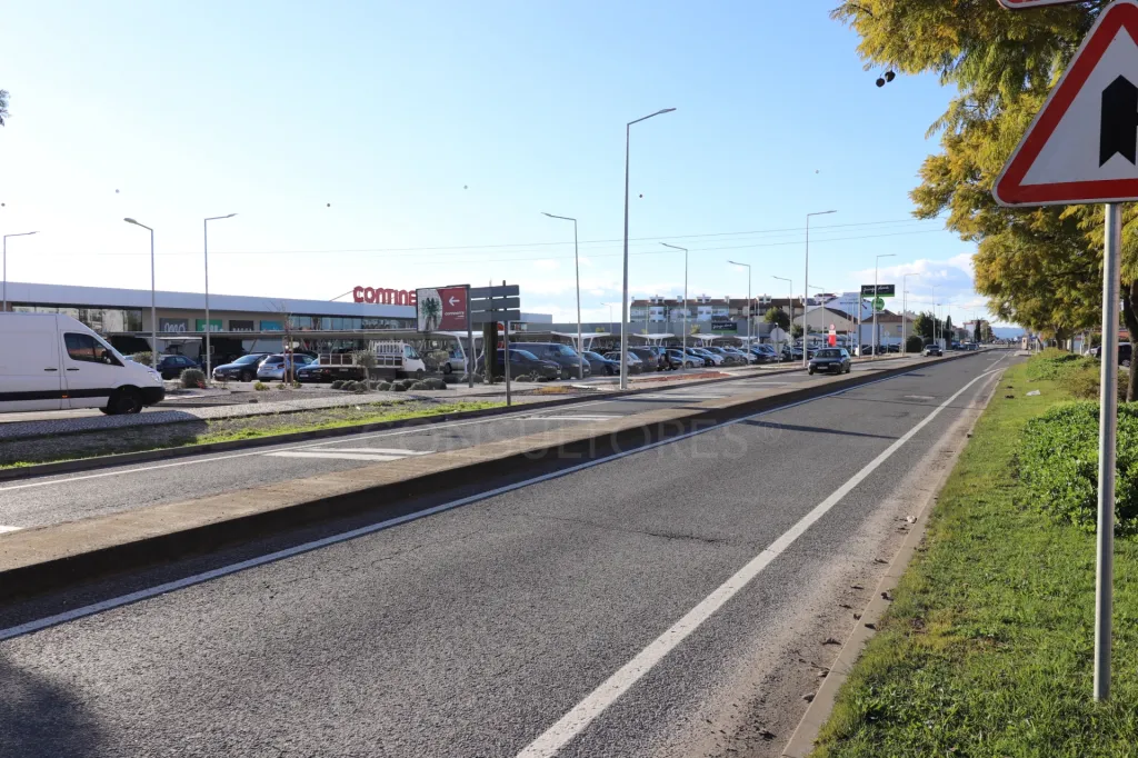 Moradia térrea com sótão e logradouro em Samora Correia
