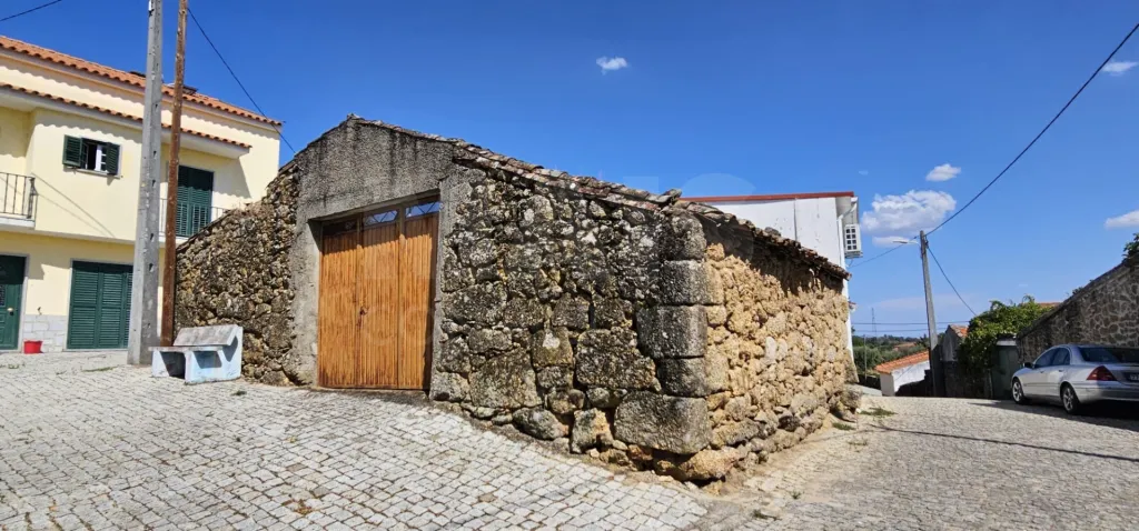 Ruina Propriedade Urbana com Afectação de Arrumos em Peroviseu