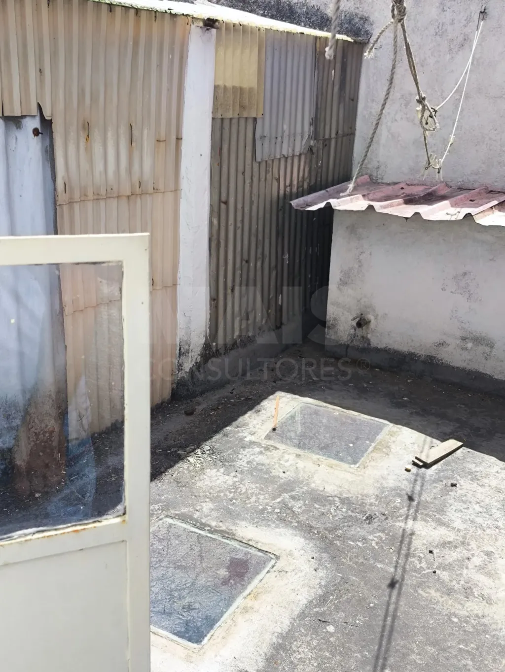 Moradia com garagem para reconstrução centro de Sacavém