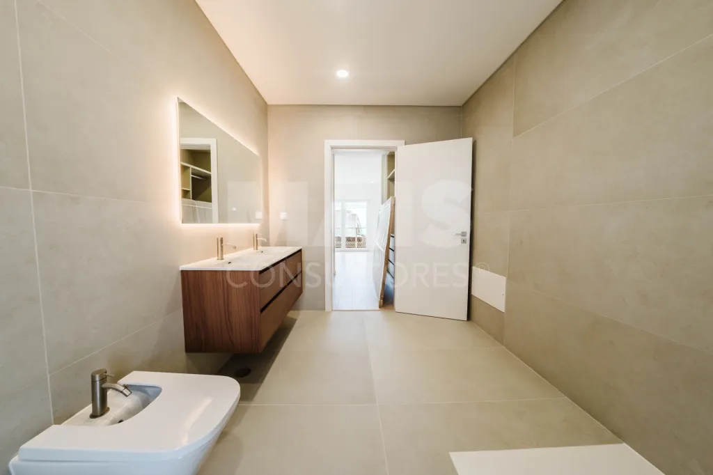 Moradia T3+1 Garagem, Logradouro e Vista Mar