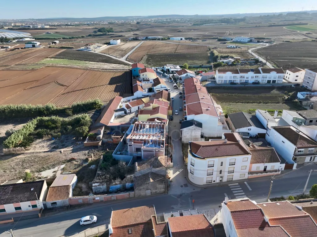 Apartamento T2 com Varanda & Parqueamento Privado, a 1 km da Praia da Consolação | Atouguia da Baleia – Peniche