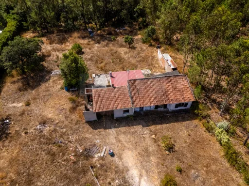 Casa antiga com terreno amplo em Salir de Matos