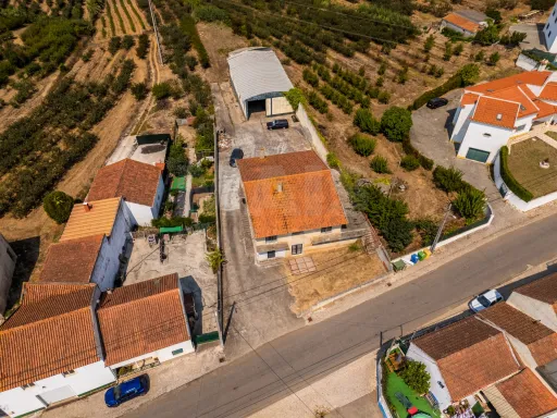 Moradia T5 com Armazém e Terreno na Usseira, Óbidos