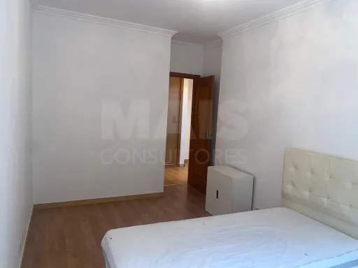 Apartamento T3 em Condomínio Fechado com Piscina no Estoril
