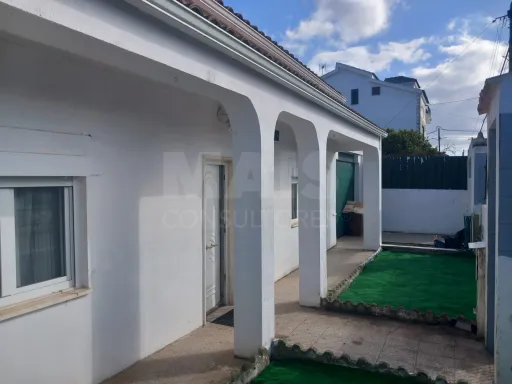 Moradia V2 com garagem e anexos em Fernão Ferro