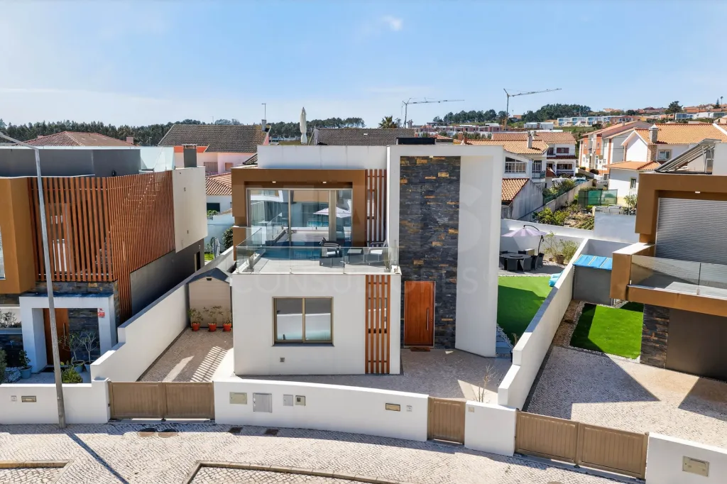 4 bedroom villa with pool and rooftop minutes from the beach | Salir do Porto