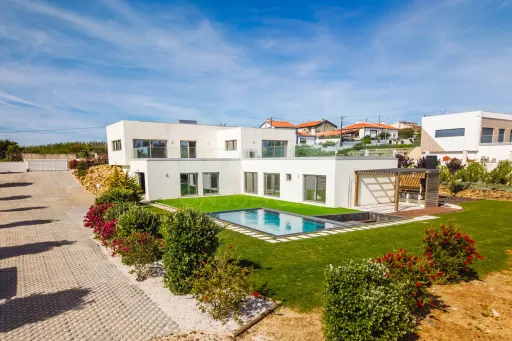 Moradia Contemporânea de Luxo com Vista Barragem, Piscina e 3.000m² Urbanos | Peniche