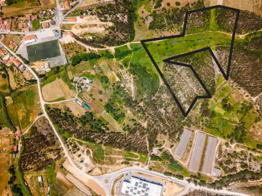 Terreno com quatro hectares e meio perto de indústria, no concelho de Torres Vedras