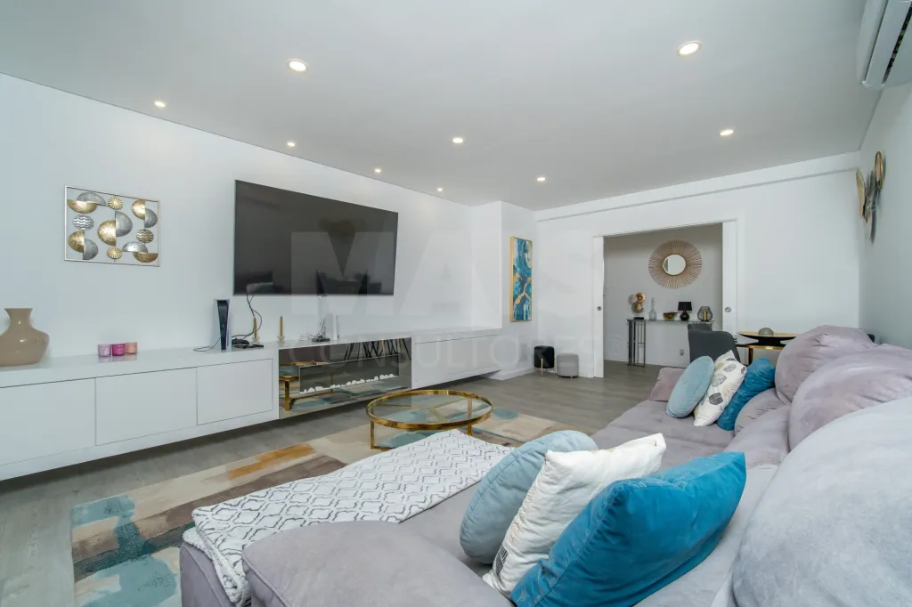 Apartamento T4 Remodelado | 210 m² | Parqueamento e Arrecadação