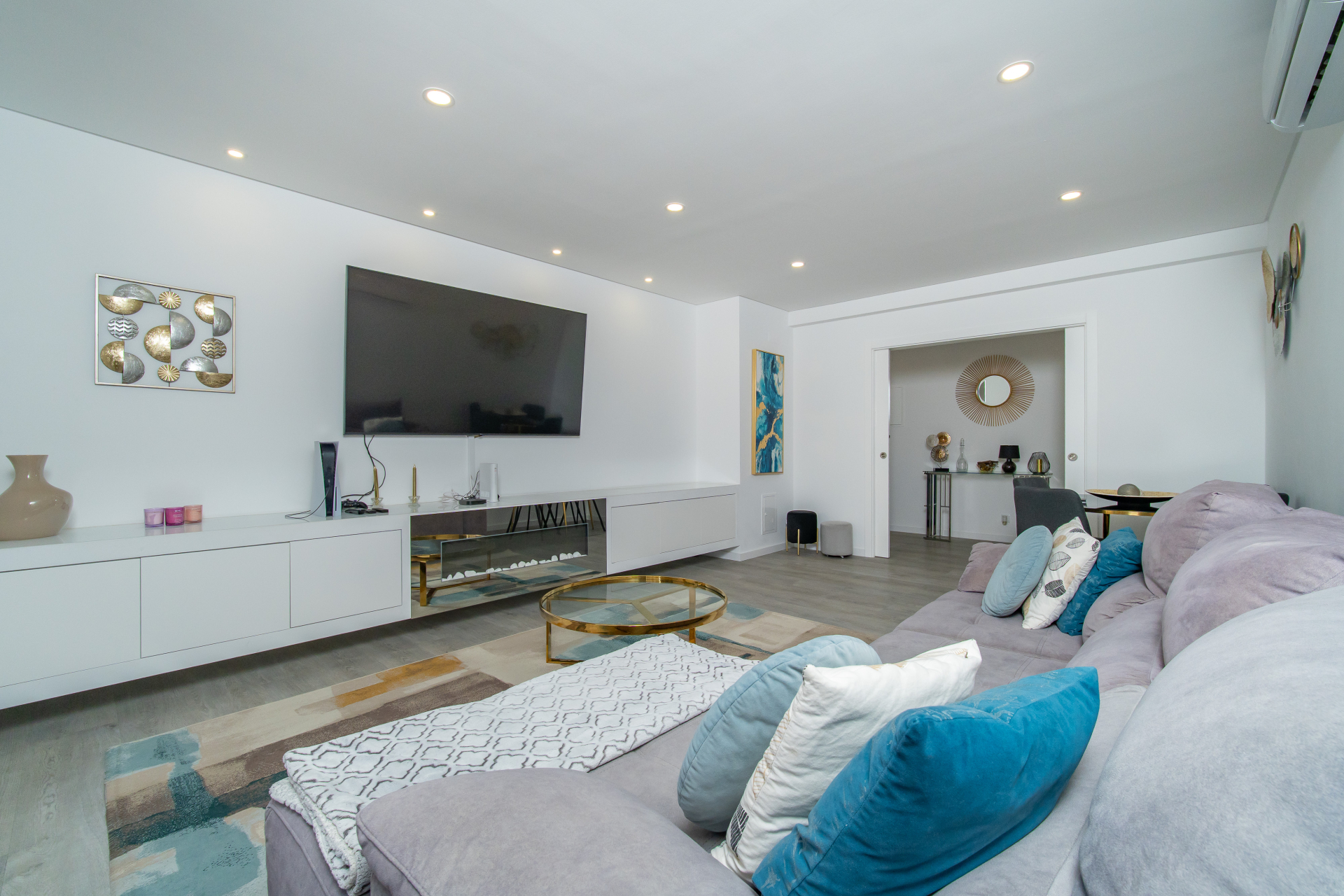Apartamento T4 Remodelado | 210 m² | Parqueamento e Arrecadação