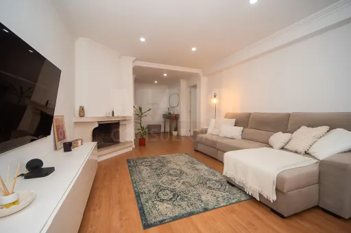 Refurbished 2-bedroom apartment