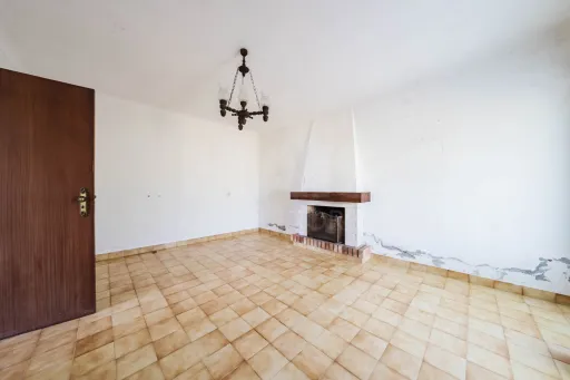 Moradia Isolada com Terreno de 9.840 m² em Barreiras – Cadaval