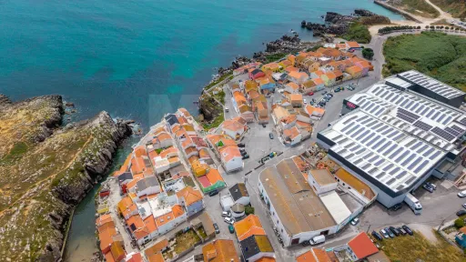 Moradia com 3 apartamentos e vista mar