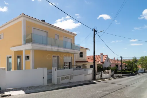 Moradia Geminada T4 + 1 com Piscina Famões
