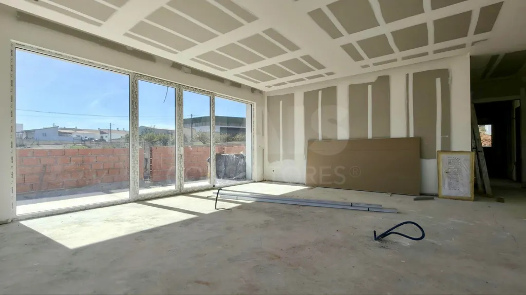 Moradia Térrea T4 com Suite Master, Piscina de Água Salgada, Garagem e Acabamentos Premium !
