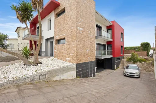 Deslumbrante Moradia T5 com Vista Mar, Piscina Privada e Excelente Exposição Solar