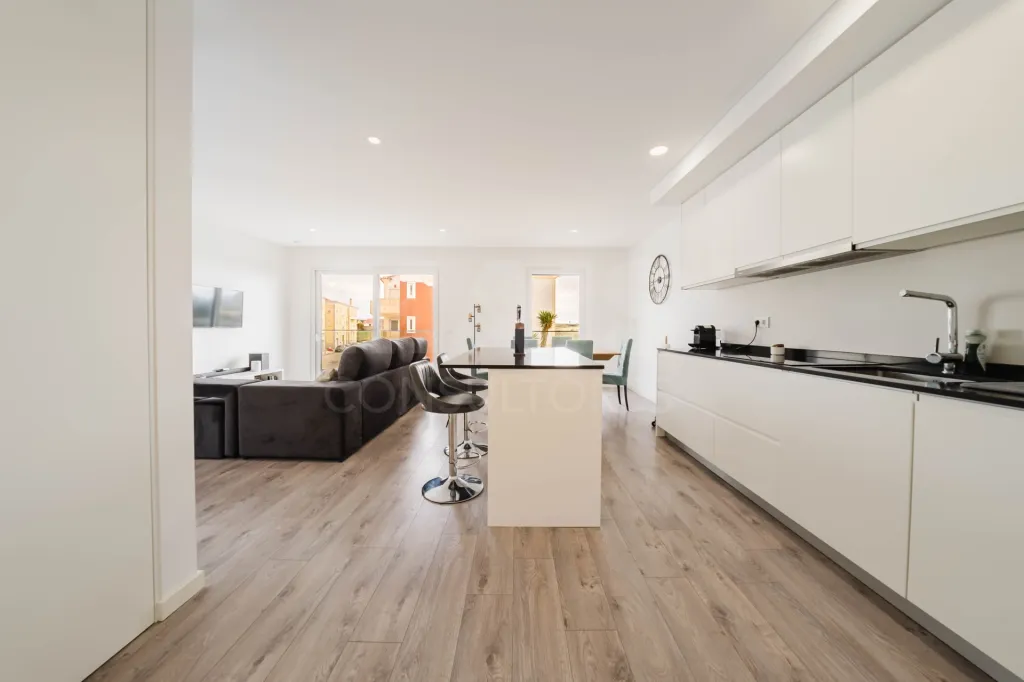 Semi-New 2-Bedroom Apartment with Balcony and Garage, Atouguia da Baleia, Peniche