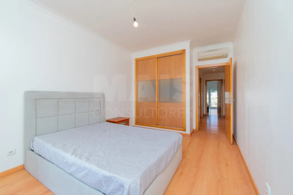 Apartamento T3 com parqueamento na Urbanização das Oliveirinhas em Samora Correia